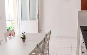 Cozy Apartment In Podgora With Lake View