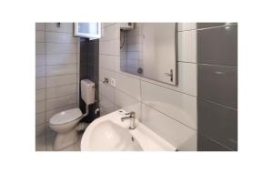 Cozy Apartment In Podgora With Lake View