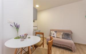 2 Bedroom Nice Apartment In Turanj