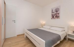 Stunning Apartment In Turanj With Wifi