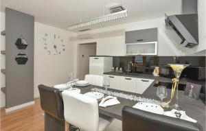 1 Bedroom Beautiful Apartment In Makarska