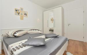 1 Bedroom Beautiful Apartment In Makarska