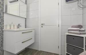 1 Bedroom Beautiful Apartment In Makarska