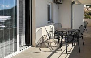 1 Bedroom Lovely Apartment In Podgora