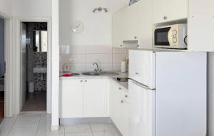 1 Bedroom Lovely Apartment In Podgora