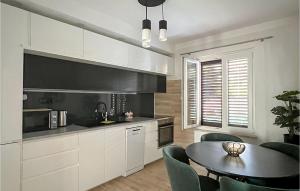 2 Bedroom Stunning Apartment In Podstrana