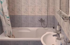 1 Bedroom Beautiful Apartment In Betina