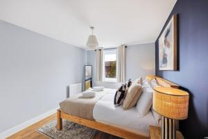 Elegant 2 Bedroom Apartment with Balcony - Near the High Street - Free Parking, Fast Wifi and Sky TV by Yoko Property