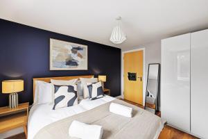 Elegant 2 Bedroom Apartment with Balcony - Near the High Street - Free Parking, Fast Wifi and Sky TV by Yoko Property