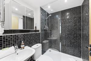 Elegant 2 Bedroom Apartment with Balcony - Near the High Street - Free Parking, Fast Wifi and Sky TV by Yoko Property