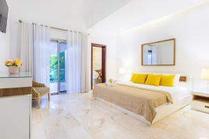 Villa Desiree - Luxury Golf-Course Villa with Pool, BBQ, Playground & Maid
