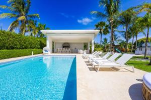 Villa Desiree - Luxury Golf-Course Villa with Pool, BBQ, Playground & Maid