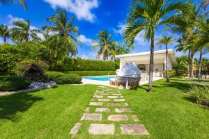 Villa Desiree - Luxury Golf-Course Villa with Pool, BBQ, Playground & Maid