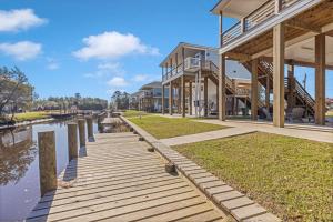 Waterfront Escape with Dock, ping pong, games and more