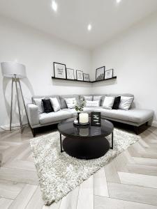 The Manchester Haven Sleeps 10 Near City Centre Breakfast hamper included