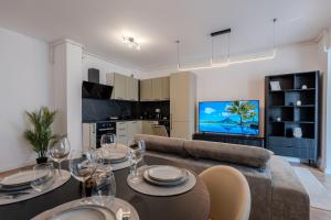 The Minimalist Retreat by Blvd 44B8 - Contemporary, Comfortable Stay