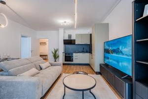 The Minimalist Retreat by Blvd 44B8 - Contemporary, Comfortable Stay