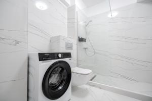 The Minimalist Retreat by Blvd 44B8 - Contemporary, Comfortable Stay