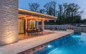 Villa Lanka - large infinity pool