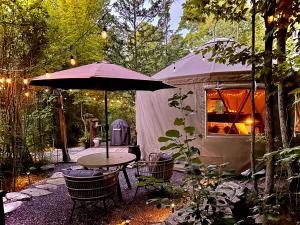 Nature Escape in Luxury Yurt Retreat with Lake & Park