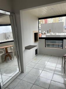 Apartmento a 30 metros do mar de Meia Praia - ITAPEMA