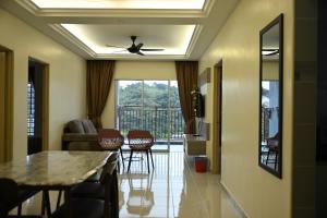 Emerald Avenue Apartment Madam Ng.
