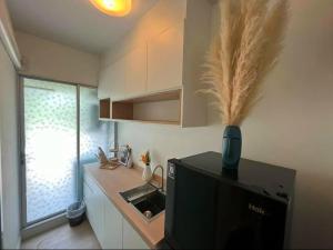 Minimalist Oasis - Monthly Stay Near Airport, Local Gems & Mall - Minimum Stay 28 Days