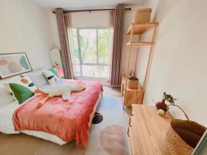 Minimalist Oasis - Monthly Stay Near Airport, Local Gems & Mall - Minimum Stay 28 Days