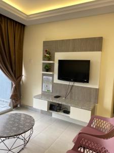 Emerald Avenue Apartment Madam Ng.