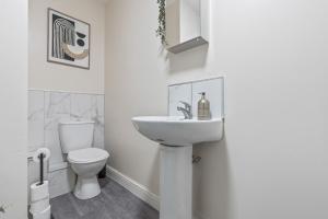 Spacious 3BR Apartment, 6 Beds, Free Parking, Fast WIFI