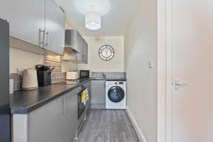 Spacious 3BR Apartment, 6 Beds, Free Parking, Fast WIFI