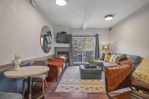 Amazing Views 1BR Condo with Hot Tub and Pool