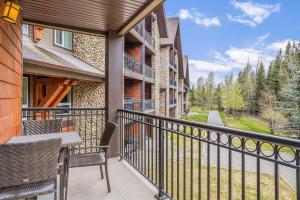 2BR Scenic Rockies Retreat BBQ Hot Tub and Pool