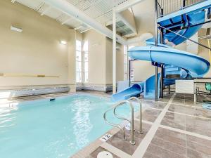 2BR Scenic Rockies Retreat BBQ Hot Tub and Pool