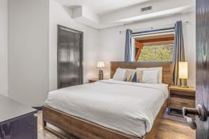 2BR Scenic Rockies Retreat BBQ Hot Tub and Pool