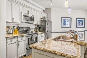 2BR Scenic Rockies Retreat BBQ Hot Tub and Pool