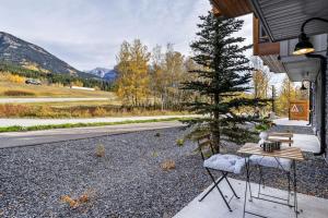 Brand New 1BR Canmore Retreat Hot Tub, Sauna, Gym