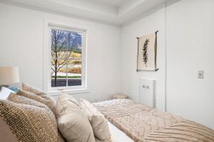 Brand New 1BR Canmore Retreat Hot Tub, Sauna, Gym