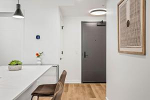 Brand New 1BR Canmore Retreat Hot Tub, Sauna, Gym