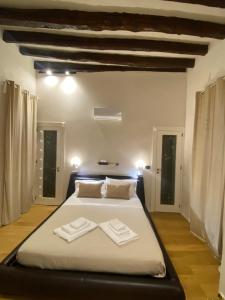 B&B Duca di Maqueda nel pieno centro dell citta a 5 minuti dalla stazione degli autobus e dei treni