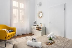 Deluxe Hillside Apartment Near City Center