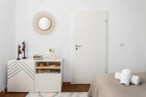 Deluxe Hillside Apartment Near City Center