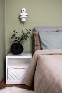 Deluxe Hillside Apartment Near City Center