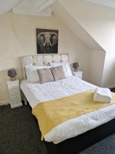 Spacious 5 bedroom - Free Parking - Free WiFi - Contractor Friendly