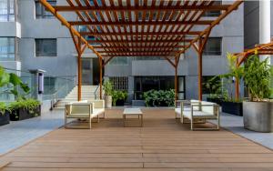 Chic 1BR I City Views I Pool I Gym