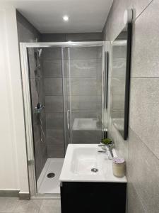 Modern Ipswich Waterfront Apartment Free Parking - Long Term Stays Available