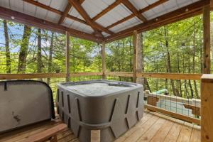 Hot Tub & WiFi - Clifftop Cabin - Muir Valley