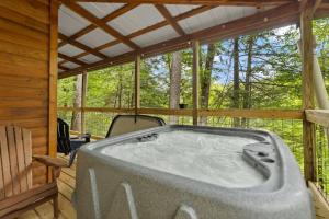 Hot Tub & WiFi - Clifftop Cabin - Muir Valley