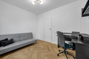 61m2 Włochy Apt - Parking, Gym, Balcony, Workspace - by Rentujemy