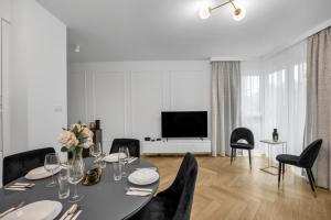 61m2 Włochy Apt - Parking, Gym, Balcony, Workspace - by Rentujemy